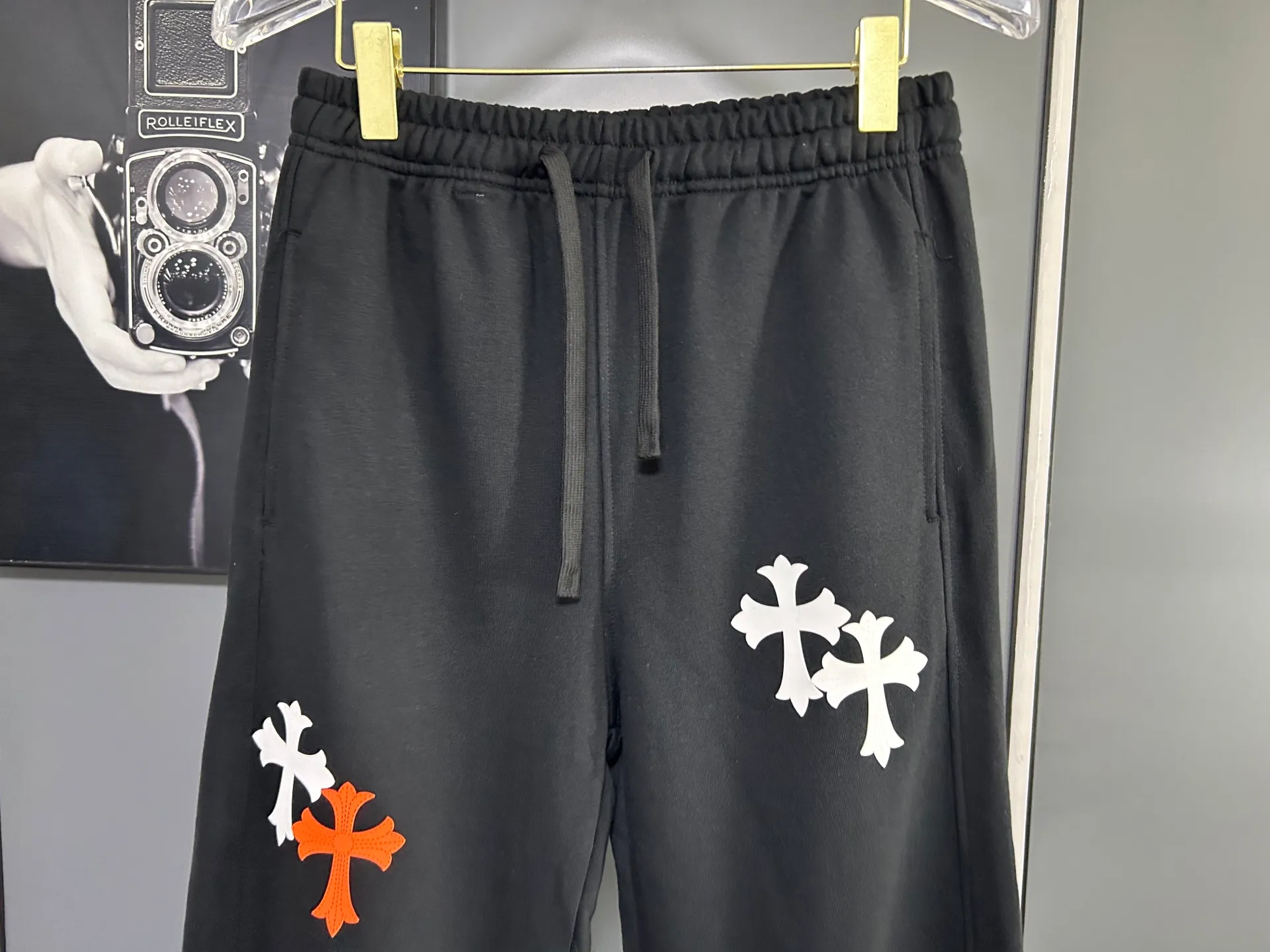 P220 Chrome Hearts 25 new colorful cross-mark loose straight trousers 2025 autumn and winter new embroidered elastic band casual trousers, customized fabrics at the counter. Made of 400g high-version terry fabric, with high breathability and comfort, impeccable details, no pilling and no deformation, brand element design concept, reflecting high quality. It feels delicate and soft! It presents casual tailoring, the same style for men and women, and the upper body shape is awesome! Size: S M L XL Color: Gray